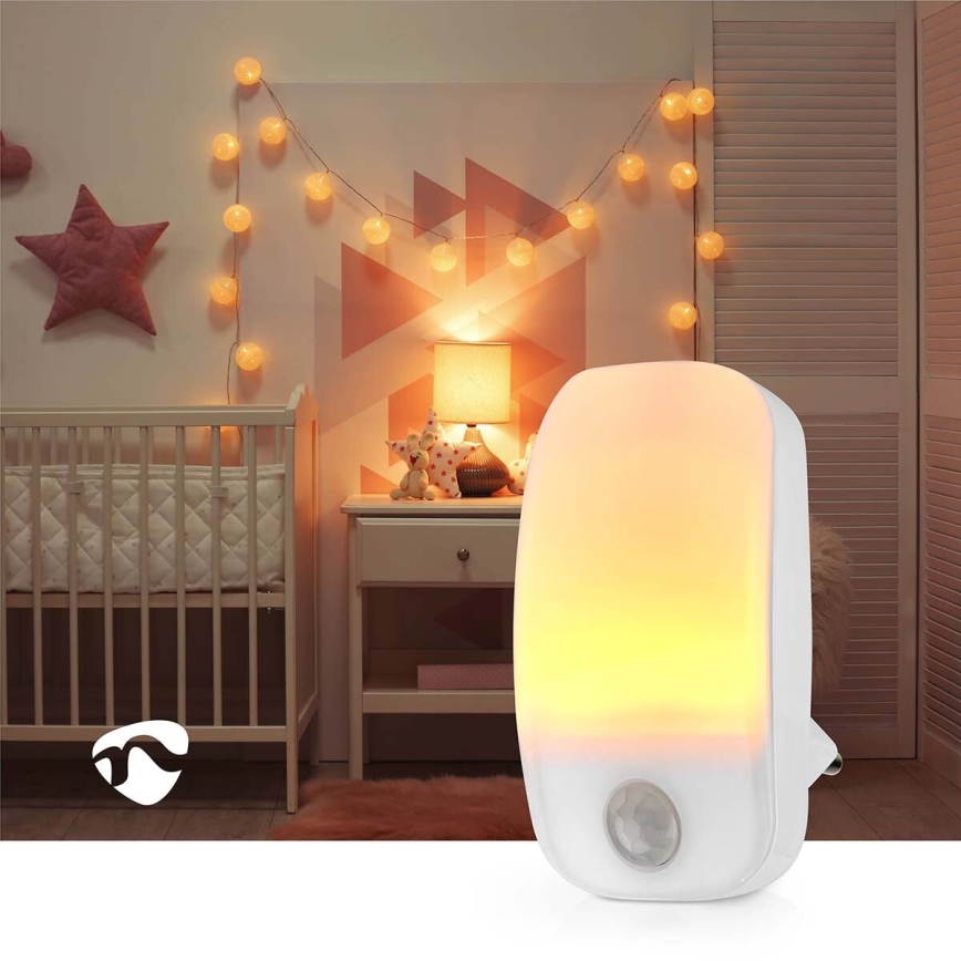 LED Orientační svítidlo se senzorem pohybu a soumraku do zásuvky LED/0,55W/230V bílá