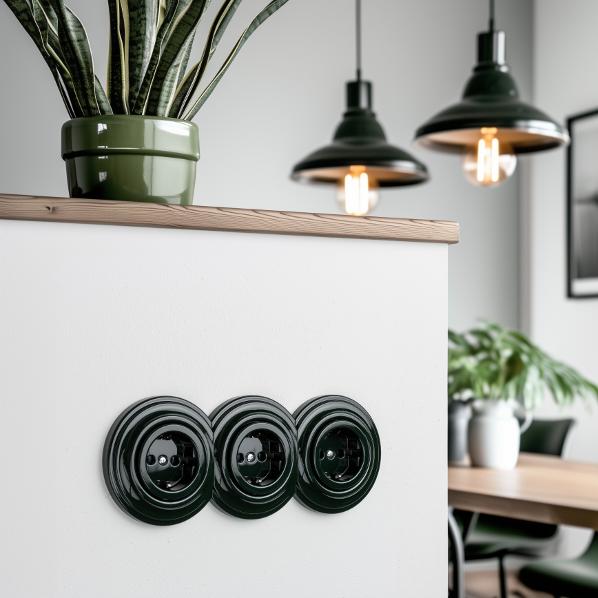 Reblig - Trojitá retro zásuvka domovní s rámečkem SCHUKO 230V zelená