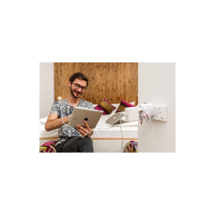 Univerzální cestovní adaptér pro celý svět 230V + USB port