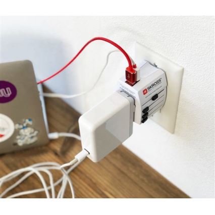 Mezinárodní cestovní adaptér 230V + 2x USB port