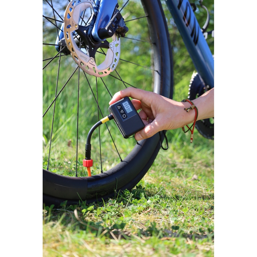 Digitální kapesní kompresor 500 mAh 5V černá