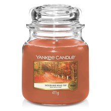 Yankee Candle - Vonná svíčka WOODLAND ROAD TRIP střední 411g 65-75 hod.